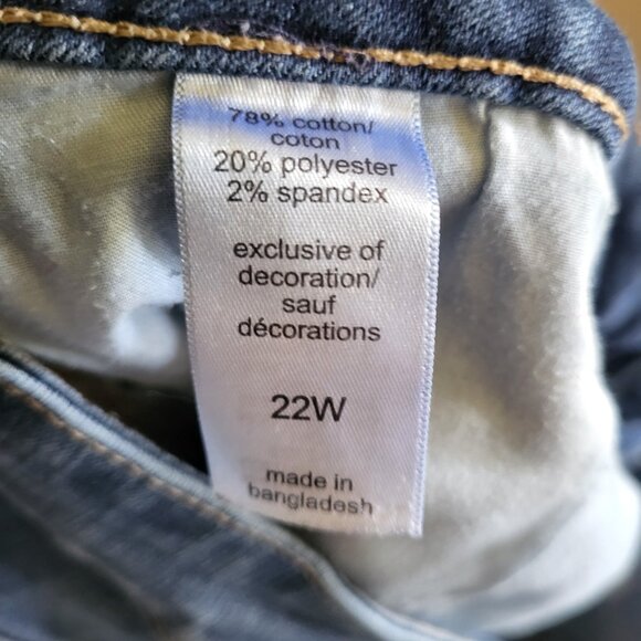 Maurices Mid Rise Jeans Women's Plus Size 22W Distressed Floral Patch Cropped - Picture 9 of 9